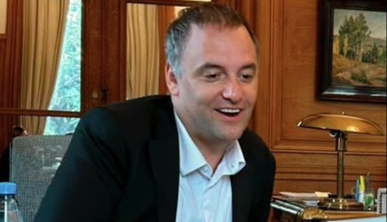 “Son trabajos muy sacrificados”: Manuel Adorni justificó el viaje de su esposa en el avión presidencial