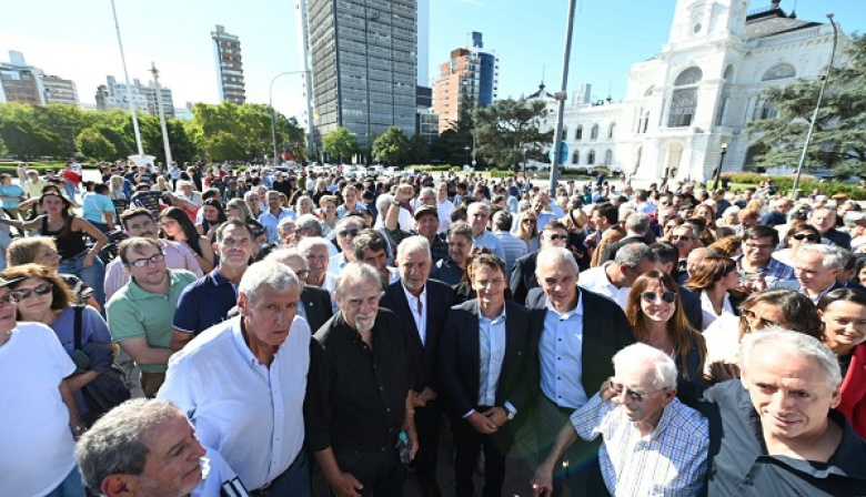 Con un acto institucional en Plaza Moreno, La Plata homenajeó a Raúl Alfonsín a 99 años de su nacimiento