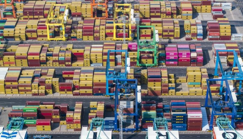 El superávit comercial de febrero se sostuvo gracias al desplome de las importaciones