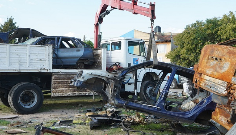 Municipio platense removió 37 autos abandonados en una plaza de Tolosa