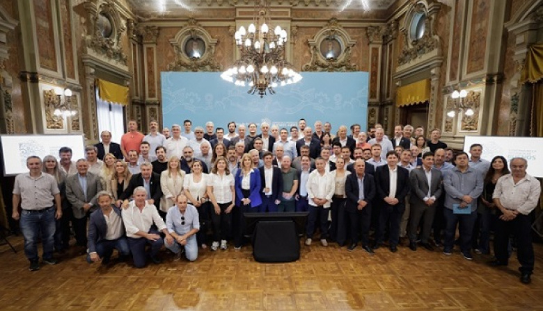 Kicillof anunció auxilio financiero para municipios y lanzó un fuerte reclamo a la Corte por fondos nacionales