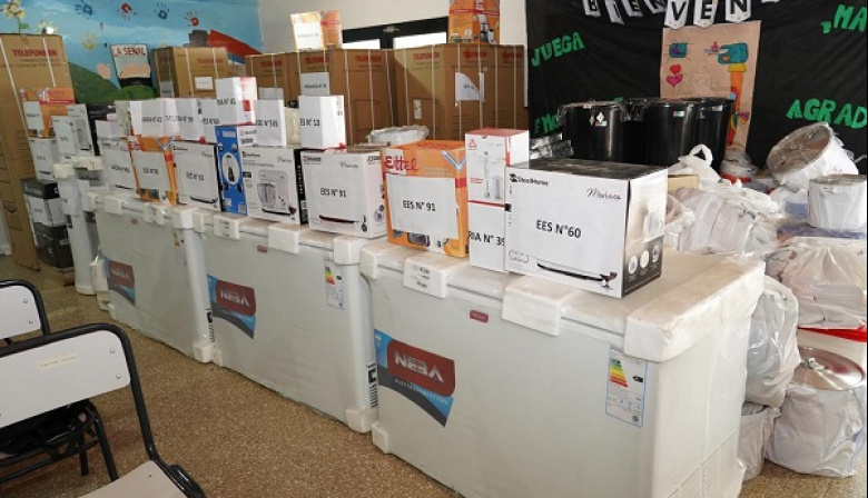 Alak encabezó la entrega de electrodomésticos y equipamiento para 15 escuelas platenses