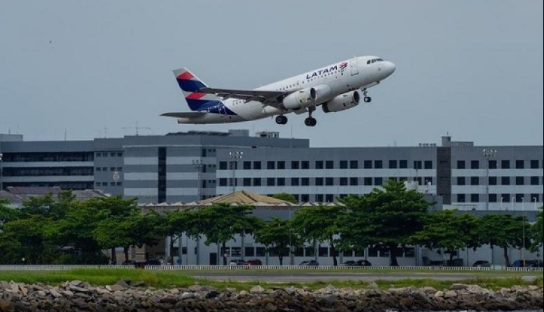 Gobierno de Brasil anuncia paquete para mitigar alza del combustible de aviación