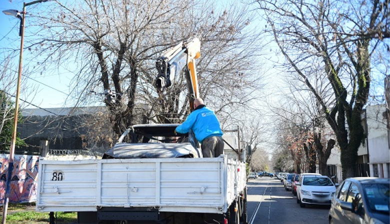 Avanza el plan de remoción de vehículos: cómo solicitar el retiro de un auto abandonado en La Plata