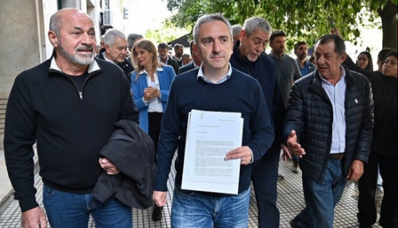 “Milei hacete cargo: menos Adorni y más comida para las escuelas”, el duro reclamo de Larroque y 60 intendentes