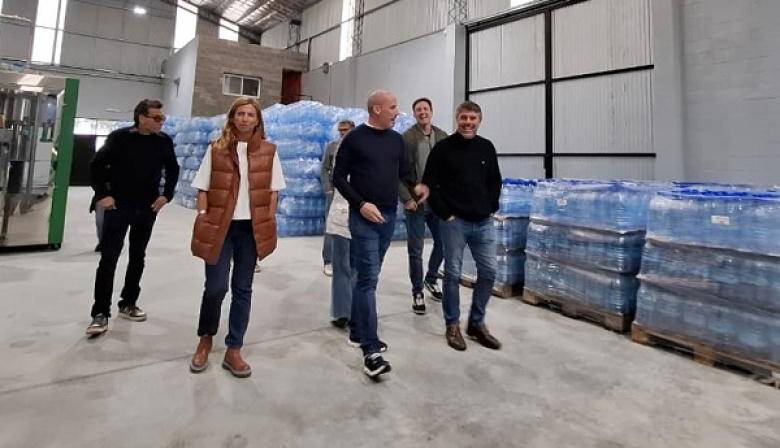 En Magdalena, Hourcade encabezó una recorrida junto a senadores provinciales por firmas locales