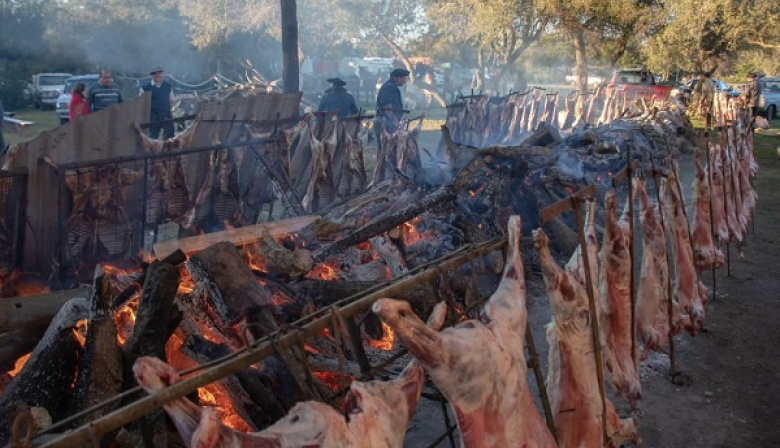 Turismo y tradición: Magdalena palpita la 2º Fiesta del Cordero con más de 100 costillares al asador