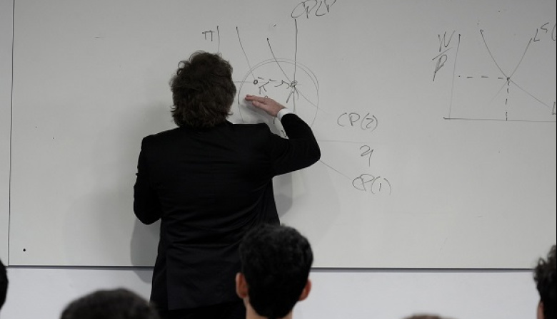 Javier Milei apareció y brindó una exposición económica en la Universidad de San Andrés
