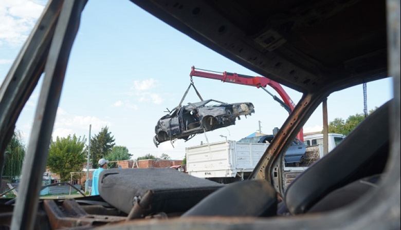 Operativo chatarra en La Plata: el Municipio ya retiró 260 autos abandonados en la vía pública en lo que va del año