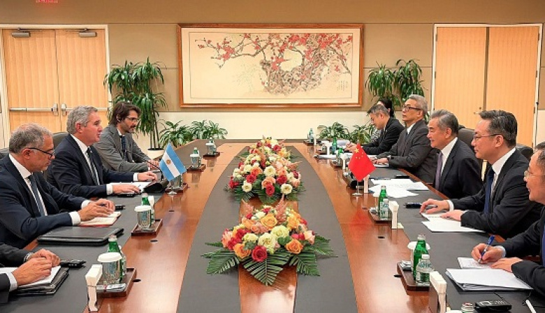 Cancilleres de China y Argentina acuerdan estrechar lazos estratégicos y cooperación