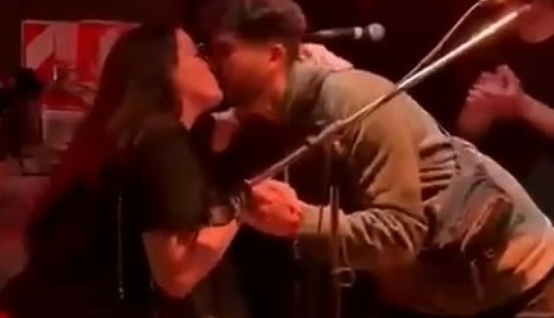 El amor se subió al escenario: le pidió casamiento a su novia en pleno recital de La Medianera y emocionó a todo