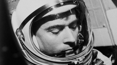 Murió John Young, el noveno astronauta que caminó en la Luna