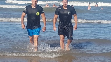 Bomberos de la Policía rescataron a tres persoans que fueron arrastradas por el agua en Mar del Plata