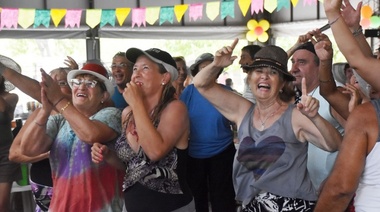Garro compartió, junto a más de 250 abuelos, una tarde en la Colonia Municipal de la Tercera Edad