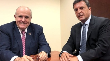 Massa firma acuerdos con Giuliani, en Nueva York