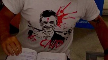 Un empleado municipal atendió al público con una remera que agravia al Presidente