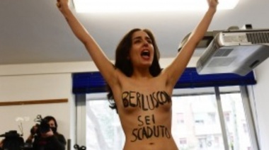 Una mujer en topless repudia a Berlusconi al votar en las elecciones italianas