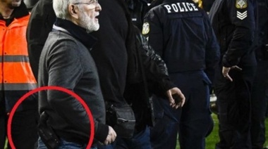 El dueño del club griego PAOK ingresó armado a la cancha y retiró a su equipo por un gol anulado
