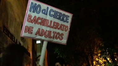 Bachilleratos para adultos: Distintas manifestaciones de rechazo a la decisión de cerrarlos