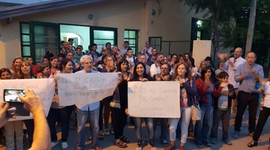 Abrazo en la Secundaria 37 en contra “del cierre del bachillerato de adultos”