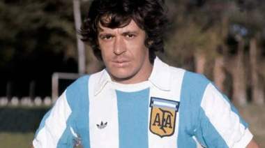 El "Loco" Houseman regaló alegría en un fútbol que no suele mostrar muchas sonrisas