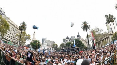 Multitudinario acto en Plaza de Mayo, a 42 años del golpe