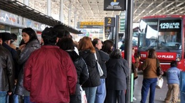 Decenas de personas varadas en la Terminal de La Plata por Paro de Empresa Río Paraná