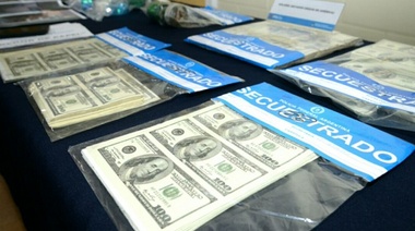 Detuvieron a una banda que falsificaba dinero y hallaron millones de pesos y dólares apócrifos