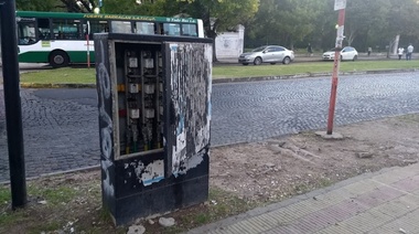 Un peligro: Frente a la Escuela 11, una caseta de electricidad preocupa al barrio