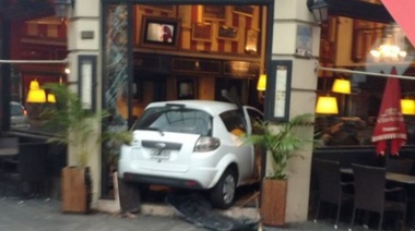 La Plata: Ford K se incrustó en la puerta de un conocido bar. No hay heridos