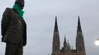 Ahora se burlan de Alfonsín con un pañuelo abortista