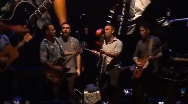 Multitudinario concierto del uruguayo Jorge Drexler en la apertura de la Feria del Libro