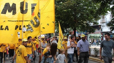 Organizaciones sociales y políticas marchan al Ministerio de Energía para pedir la renuncia de Aranguren