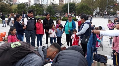 Emotiva distribución de calzados en Plaza Moreno, al culminar la campaña anual "Pies Calentitos"