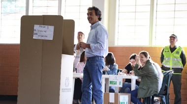 Fajardo votó y llamó a participar del comicio porque la corrupción "vive de la abstención"