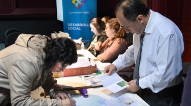 "Más Vida”: Se realiza en el Pasaje Dardo Rocha la entrega de tarjetas alimentarias para beneficiarios inscriptos en febrero y marzo