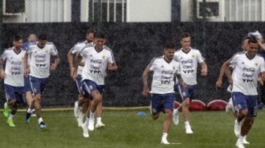 Argentina entrenó bajo la lluvia en Barcelona y Pavón hizo trabajo diferenciado