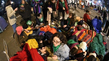 Diputadas a favor del aborto legal pidieron "tranquilidad" a sus militantes ante posible triunfo del "No"