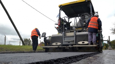En City Bell, avanzan con la obra de asfalto en la calle Güemes, una importante vía de la zona norte