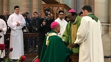 El nuncio apostólico impuso el palio a monseñor Víctor Fernández