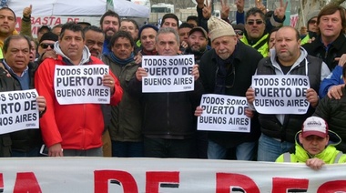 Trabajadores portuarios acampan en el Puerto de Buenos Aires en rechazo a despidos