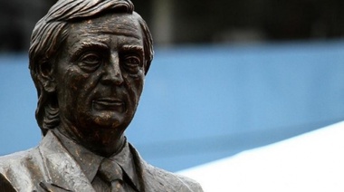 Municipio de Quito retiró el busto de Kirchner en la Plaza Argentina, y lo envió a la embajada