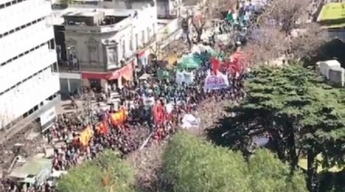 Multitudinaria movilización de estudiantes y trabajadores de Astillero Río Santiago