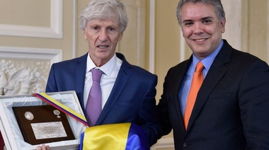 Pékerman es homenajeado por el presidente de Colombia