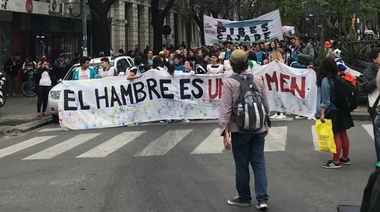 Multitudinaria marcha en el centro de La Plata bajo consigna "El hambre es un crimen"