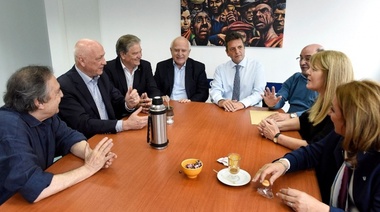 Massa respondió a la fuga de diputados, y se diferenció reuniéndose con “los progres”