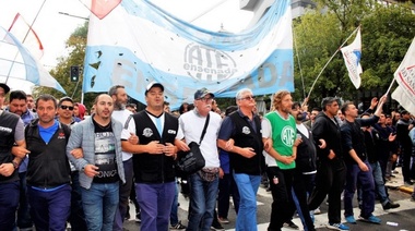 Trabajadores del Astillero Río Santiago marchan a la Legislatura bonaerense