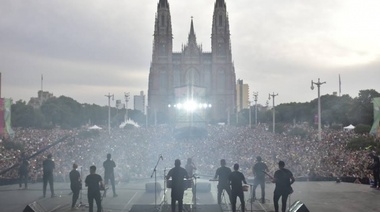 La Plata festeja su cumpleaños 136 con una multitud en Plaza Moreno