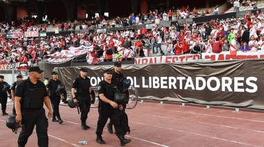 Vice de River insiste con que el partido debe jugarse en el Monumental, y le pidió a los socios paciencia para resolver situación de las entradas