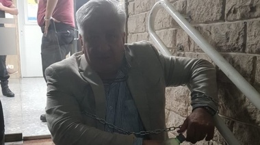 Piumato se encadenó anoche para reclamar la "inmediata libertad" de una funcionaria judicial afiliada a su gremio